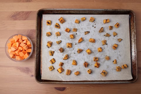 Creamy Mushroom, Leek & Sweet Potato Chowder - Step #1 Faire les «croûtons» de patates douces