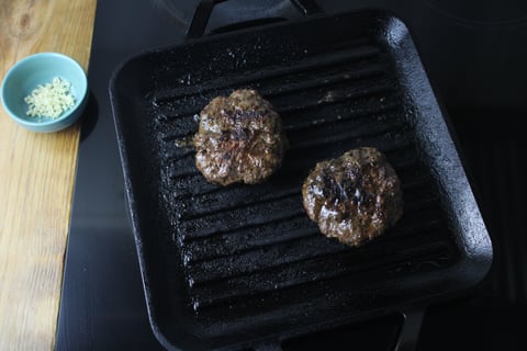 Beef Mini Burgers on Portobello ‘Buns’ - Step #1 Préparer et griller les galettes