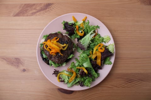 Beef Mini Burgers on Portobello ‘Buns’ - Step #5 Dresser les plats