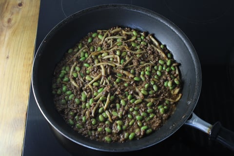 Hoisin-Glazed Impossible™ Beef Lettuce Cups - Step #4 Finir la garniture