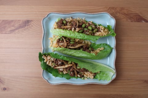 Hoisin-Glazed Impossible™ Beef Lettuce Cups - Step #5 Dresser les plats