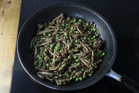 Hoisin-Glazed Impossible™ Beef Lettuce Cups - Step #3 Commencer la garniture