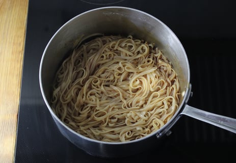 10-Minute Salmon over Spicy Rice Noodles - Step #5 Mélanger les nouilles