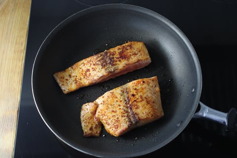 10-Minute Salmon over Spicy Rice Noodles - Step #3 Cuire le saumon