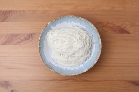 10-Minute Salmon over Spicy Rice Noodles - Step #1 Cuire les nouilles