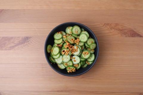 10-Minute Salmon over Spicy Rice Noodles - Step #4 Faire la salade de concombres