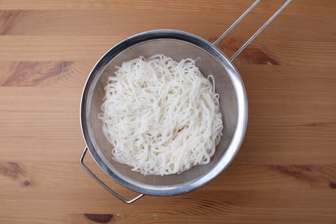 Goodfood Travels: Vietnam's Lemongrass Pork Bun Cha - Step #1 Boil the vermicelli
