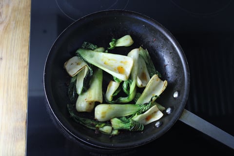 Carb-Wise: Spicy Ground Beef with Honey & Gochujang - Step #3 Cuire les bok choys
