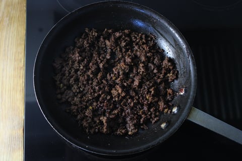Carb-Wise: Spicy Ground Beef with Honey & Gochujang - Step #4 Cuire et glacer le bœuf