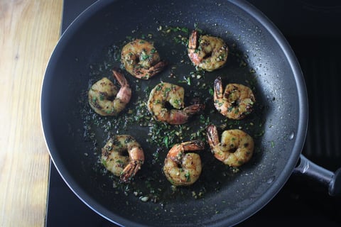 L’Artisan: Tiger Shrimp & Herbed Honey Butter - Step #5 Cuire et enrober les crevettes