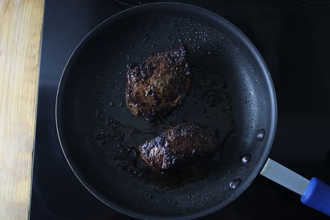 Seared Sirloin Steaks with Dijon-Cornichon Pan Sauce - Step #3 Cuire les steaks