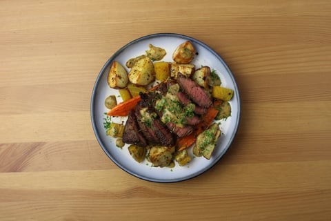Seared Sirloin Steaks with Dijon-Cornichon Pan Sauce - Step #5 Dresser les plats