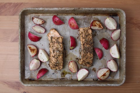 20-Minute Za’atar-Roasted Salmon - Step #2 Rôtir les radis et le saumon