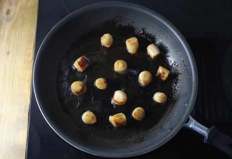 L’Artisan: Seared Scallops with Spicy Gochujang Glaze - Step #5 Cuire et glacer les pétoncles