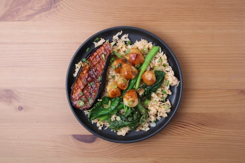 L’Artisan: Seared Scallops with Spicy Gochujang Glaze - Step #6 Finir les aubergines et servir