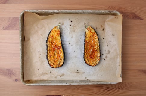 L’Artisan: Seared Scallops with Spicy Gochujang Glaze - Step #2 Commencer les aubergines