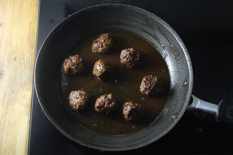Teriyaki-Glazed Beef Tsukune - Step #2 Cuire et enrober les boulettes