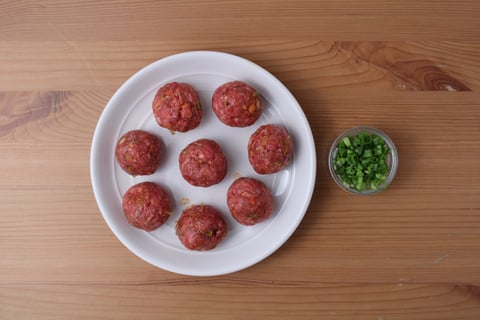 Teriyaki-Glazed Beef Tsukune - Step #1 Préparer les boulettes