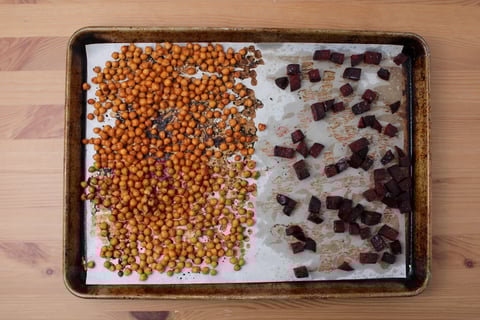 Vegan Nourish Bowls with Tamari Vinaigrette - Step #1 Rôtir les pois chiches et les betteraves