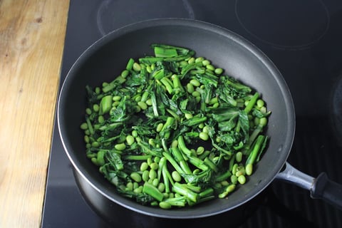 Vegan Nourish Bowls with Tamari Vinaigrette - Step #5 Cuire les yu choys et les edamames
