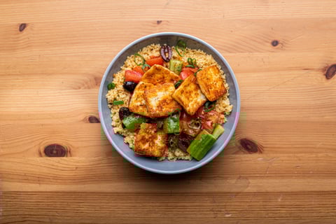 Pan-Seared Halloumi & Greek-Style Salad - Step #5 Terminer et servir