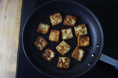 Pan-Seared Halloumi & Greek-Style Salad - Step #4 Saisir l’halloumi