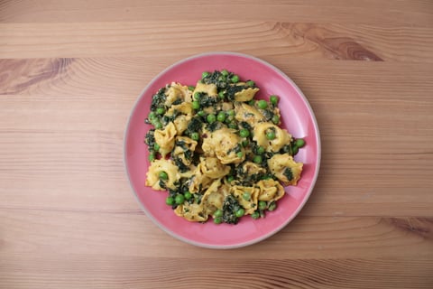 Quick, Cheesy & Oh So Creamy Tortellini - Step #4 Dresser les plats