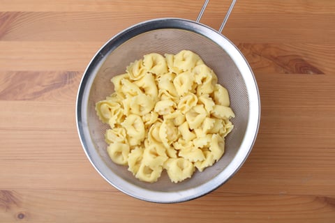 Quick, Cheesy & Oh So Creamy Tortellini - Step #1 Cuire les pâtes