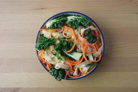 Satay Ground Beef & Rice Noodle Salad - Step #2 Cuire les nouilles et chauffer les légumes