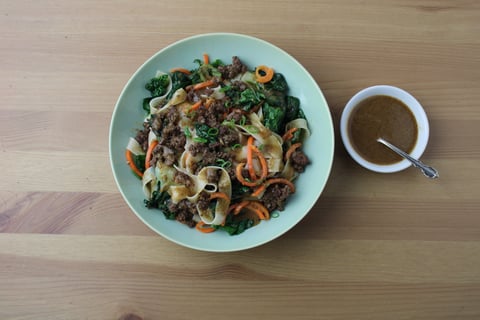Satay Ground Beef & Rice Noodle Salad - Step #4 Dresser les plats