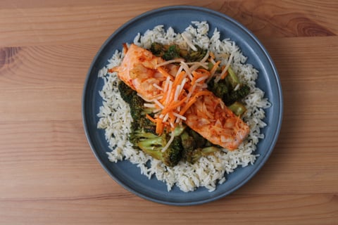 Kimchi-Rubbed Salmon with Saucy Sautéed Broccoli - Step #6 Dresser les plats