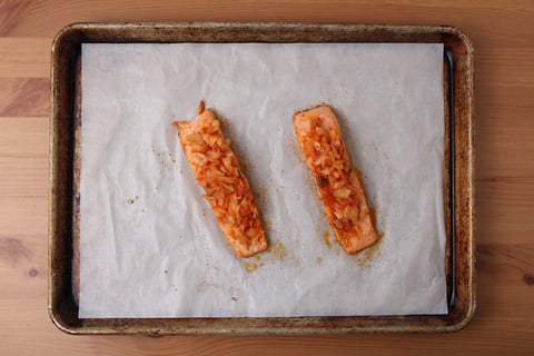 Kimchi-Rubbed Salmon with Saucy Sautéed Broccoli - Step #3 Cuire le saumon