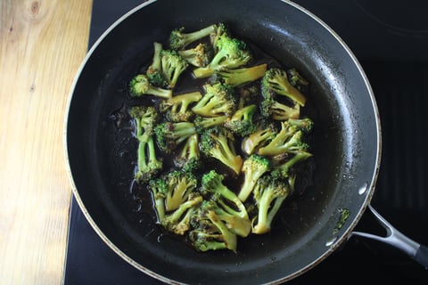 Kimchi-Rubbed Salmon with Saucy Sautéed Broccoli - Step #4 Cuire les brocolis