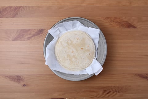 Quick BBQ Ground Beef Tacos - Step #4 Chauffer les tortillas