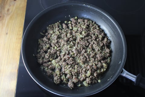 Carb-Wise: Ground Beef Baked Zucchini Boats - Step #2 Commencer la garniture