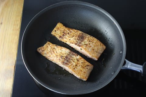 Summery Spiced Salmon Bowls - Step #3 Cuire le saumon