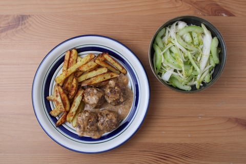 Protein Upgrade | Bistro-Inspired ORGANIC Beef Meatballs & Frites - Step #5 Dresser les plats