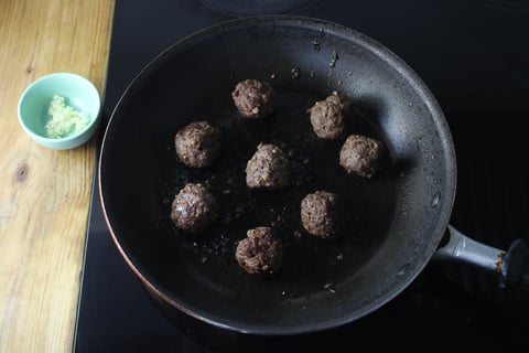Protein Upgrade | Bistro-Inspired ORGANIC Beef Meatballs & Frites - Step #2 Préparer et cuire les boulettes