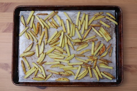 Golden Sheet Pan Fish & Chips - Step #1 Commencer les frites