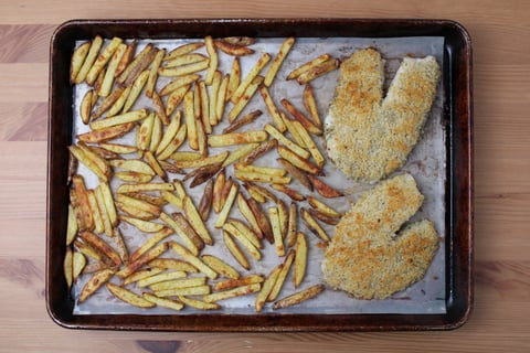 Golden Sheet Pan Fish & Chips - Step #3 Terminer les frites et cuire le tilapia