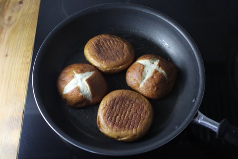 Nick’s Pick | Coffee-Spiced Beef Burgers - Step #5 Griller les pains