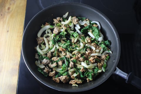 Protein Swap | Quick Spicy Ground Beef Ramen Noodles - Step #3 Cuire le bœuf et les bok choys
