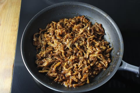 BBQ Pulled Chicken Sandwich Buns - Step #4 Faire la sauce et enrober le poulet