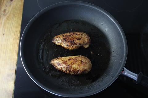 Carb-Wise: Creamy Smothered Chicken Breasts - Step #2 Commencer le poulet