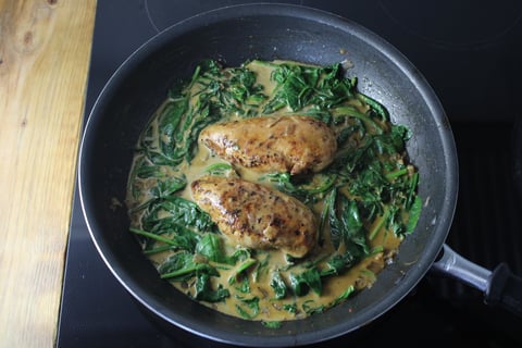 Carb-Wise: Creamy Smothered Chicken Breasts - Step #3 Faire la sauce et finir le poulet