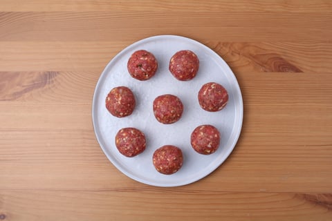 Saucy Beef Meatball Traybake - Step #1 Préparer les boulettes