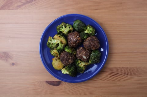 Saucy Beef Meatball Traybake - Step #4 Dresser les plats