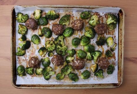 Saucy Beef Meatball Traybake - Step #3 Rôtir les boulettes et les légumes
