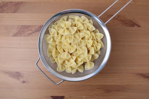 Goodfood x PlantYou: Marry Me Tofu Farfalle - Step #3 Cuire les pâtes
