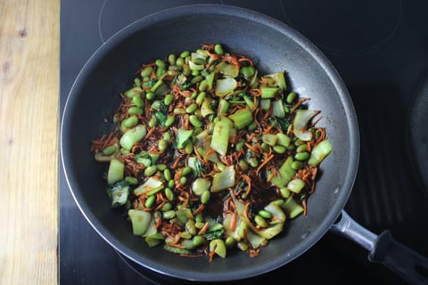 Speedy Shrimp & Kimchi Udon Noodle Bowls - Step #2 Cuire les légumes